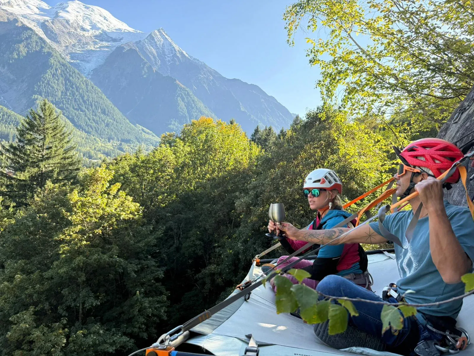 Deux personnes en bivouac suspendu face aux aiguilles de Chamonix, encadrées par Evolution 2
